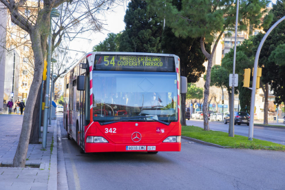 Imatge d'un autobús de l'EMT al centre de Tarragona.