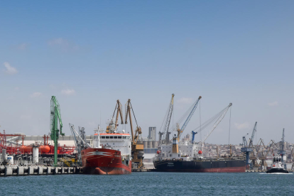 Pla obert de dos vaixells al port de Tarragona.