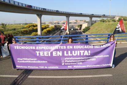 Una de las pancartas de los profesores manifestantes en la protesta en la T-11, en Tarragona.