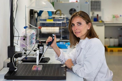 La investigadora Cristina Canal, tractant mostres de líquids d'interès biològic amb gas plasma