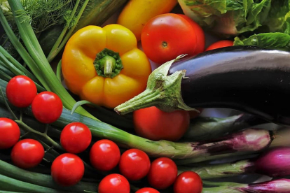 Primer plano de frutas y verduras habituales en la dieta mediterránea.