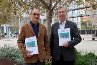 El catedrático Joaquín Ruiz de Arbulo, y el director del ICAC, Josep Maria Palet, con el libro de las Actas del quinto congreso.