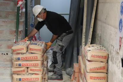Un treballador del sector de la construcció en un portal en obres.