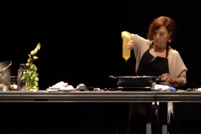 Durante la función, la cocinera Mariona Quadrada prepara una receta en directo.