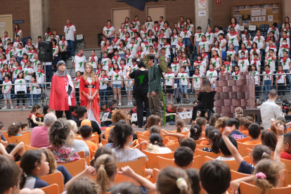 Imatge de la cantata «La llegenda de la Princesa i Sant Jordi» dels alumnes de les escoles de Cambrils.