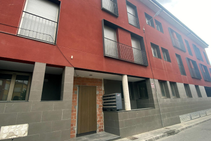 El bloque|bloc de pisos situado en la calle Girona de Caldes de Malavella que una treintena de personas ocuparon en bloque el jueves pasado