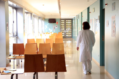 Una enfermera anda por la sala de espera de un centro de atención primaria.