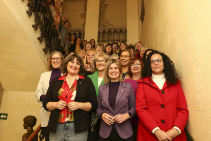 Imatge de grup de les alcaldesses que van assistir ahir a la inauguració de l'exposició.
