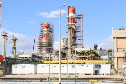 La torre de vacío de la refinería de Repsol -a la izquierda- es uno de los elementos donde se realizarán trabajos más profundos.