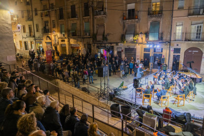 Un centenar de persones es va apropar fins a la plaça dels Sedassos per gaudir del concert que va oferir el conservatori de la Diputació a Tarragona.