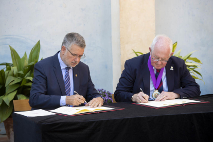Imatge dels alcaldes de les dos ciutats signant la renovació de l'agermanament.