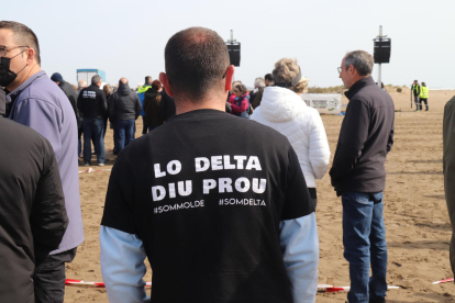 Un assistent a l'acte organitzat pel MOLDE a la platja del Trabucador llueix una samarreta en defensa del Delta.