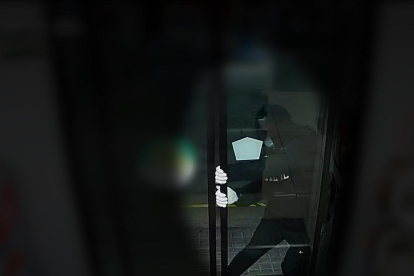 Imatge de les càmeres de seguretat de la benzinera on es veu l'home intentant obrir la porta.