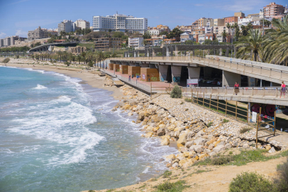 Imatge d'ahir de la platja del Miracle de Tarragona, afectada pel temporal i el canvi climàtic.