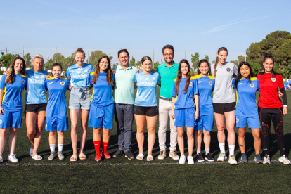 Les jugadores del Manchester City amb les jugadores vila-secanes i l'alcalde Pere Segura.