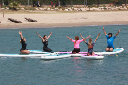 Un grupo de personas practica el sub yoga, una actividad que se podrá hacer este verano en Cambrils