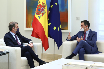 Imatge de la reunió entre el líder del PSOE, Pedro Sánchez, i el del PP, Alberto Núñez Feijóo.