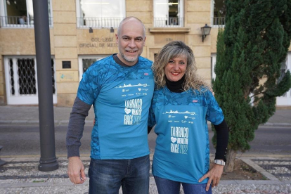 Sergi Boada y Maria José López, con las camisetas de la carrera.