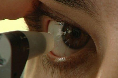 Detall d'un ull en una revisió oftalmològica.
