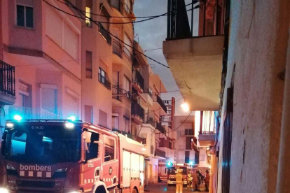 Los bomberos en la calle Indústria.