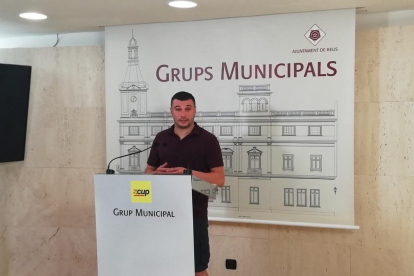 Edgar Fernández, regidor del grup municipal de la CUP a Reus, a la roda de premsa d'ahir.