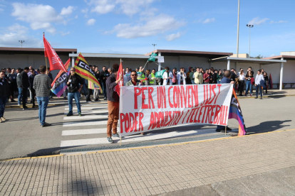 Ingenieros trabajadores de Lear de Valls protestan a las puertas de la fábrica.