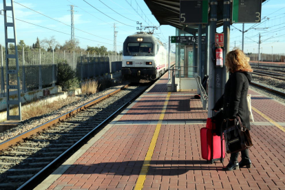 Una viajera esperando en el andén de la estación de l'Aldea-Tortosa-Amposta uno de los Talgo que ha llegado con retraso.