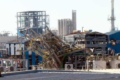 Estado en que quedó la planta de IQOXE afectada por la explosión del 14 de enero.