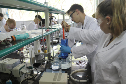 Un grup d'alumnes d'Enginyeria Química de la URV produeixen hidrogen al laboratori.