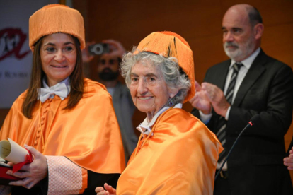 Imatge de l'economista Lourdes Beneria en el moment de ser nomenada doctora honoris causa per la URV.