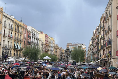 Imatge de la plaça de la Font, on s'havia de celebrar la Diada Castellera, mentre plovia.