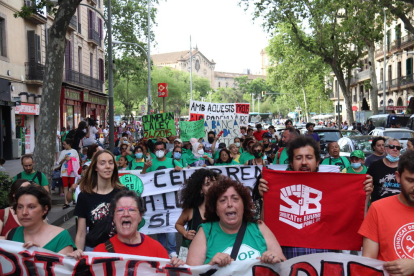 La capçalera de la manifestació convocada per una cinquantena d'enitats al centre de Barcelona contra l'encariment «insostenible» de la vida.