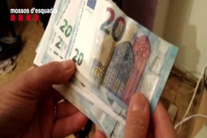 Primer pla de bitllets de 20 euros falsos intervinguts pels Mossos d'Esquadra.