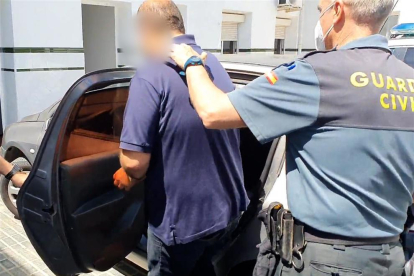 Imatge del detingut per grabar a dones mentre eren a uns lavabos públics d'una clínica a Sevilla.
