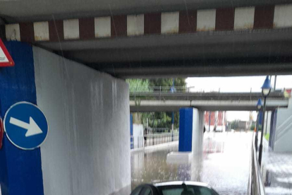 Un vehicleque ha quedat atrapat al pont del Serrallo a la zona del club Nàutic.