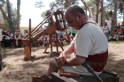 La recreación histórica que se ha celebrado en Altafulla este domingo en el marco de Tarraco Viva ha servido para conocer el día a día de los legionarios romanos.