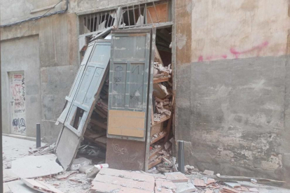 L'edifici del carrer del Vidre que es va esfondrar el passat mes d'abril i va alertar als socialistes.