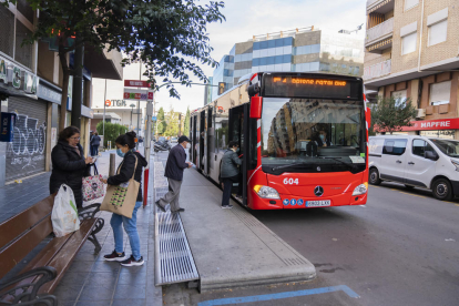 Imatge d'una plataforma per a accedir a l'autobús al carrer de Pere Martell.