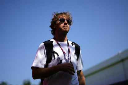 El piloto alemán de Aston Martin Sebastian Vettel a su llegada al Gran Premio de España de Fórmula Uno.