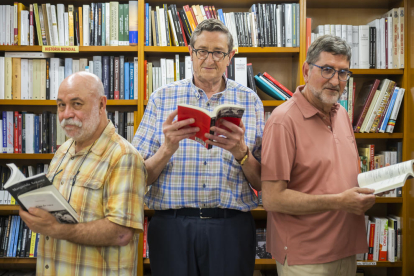D'esquerra a dreta, Pitu Rovira, Ricard i Pau Espinosa a la llibreria La Capona.