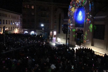 La plaza Corsini se llenó hasta los topes para celebrar las campanadas.
