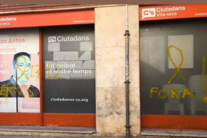 Imagen de la sede de Ciutadans Vila-seca con las pintadas.
