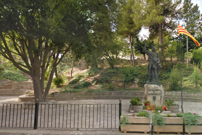 El monument de Pere Joan Barceló 'Carrasclet' a Capçanes, la seva vila natal.
