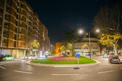Imagen de la plaza de Antoni Villarroel sin luz natural.