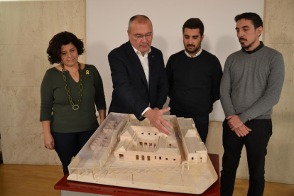 L'alcalde de Reus mostrant la maqueta del Centre Social El Roser.
