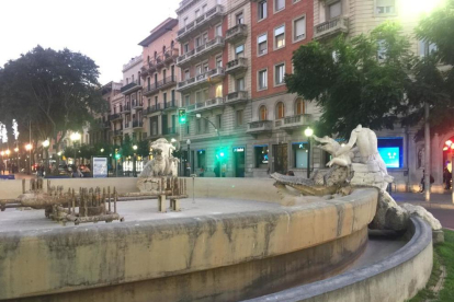 La Font del Centenari ayer, sin agua y con las esculturas decapitadas el pasado septiembre.