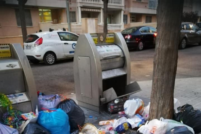 Montaña de bolsas de basura delante de unos contenedors de Sant Pere i Sant Pau.