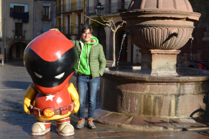 Olga Resina con la figura promocional del Supercatalà, en la plaza Major de Prades.