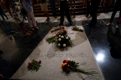 Primer pla de la tomba on hi ha enterrat Francisco Franco.