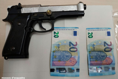 L'home va utilitzar una pistola simulada per intimidar la víctima i robar-li 150 euros.